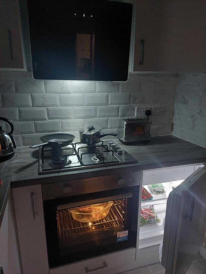New, Stylish Studio Flat With Private Patio And Free On-Street Parking Check Out At 11Am بورنماوث المظهر الخارجي الصورة
