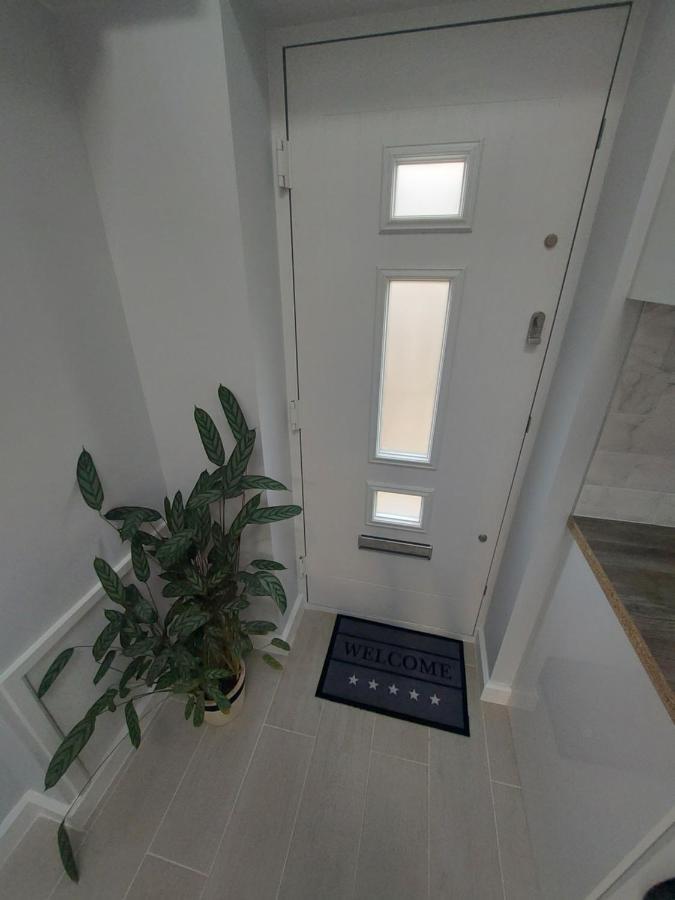 New, Stylish Studio Flat With Private Patio And Free On-Street Parking Check Out At 11Am بورنماوث المظهر الخارجي الصورة