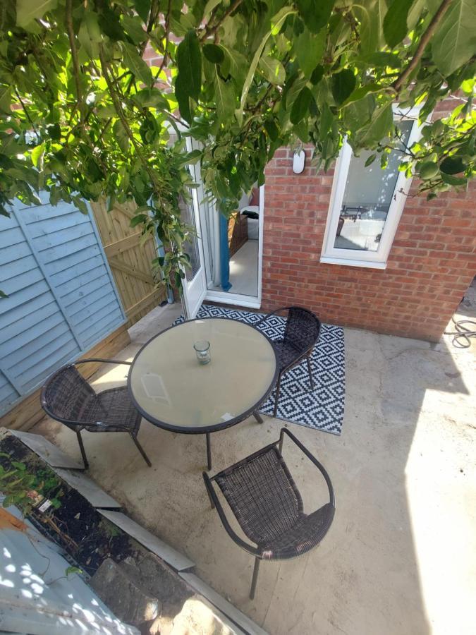 New, Stylish Studio Flat With Private Patio And Free On-Street Parking Check Out At 11Am بورنماوث المظهر الخارجي الصورة