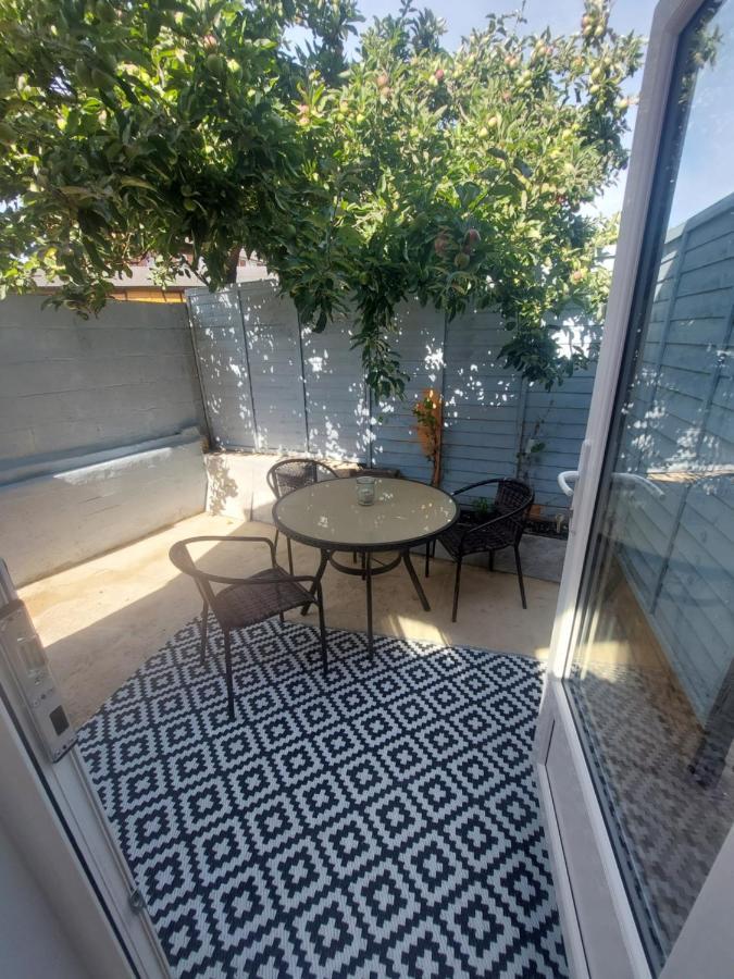 New, Stylish Studio Flat With Private Patio And Free On-Street Parking Check Out At 11Am بورنماوث المظهر الخارجي الصورة