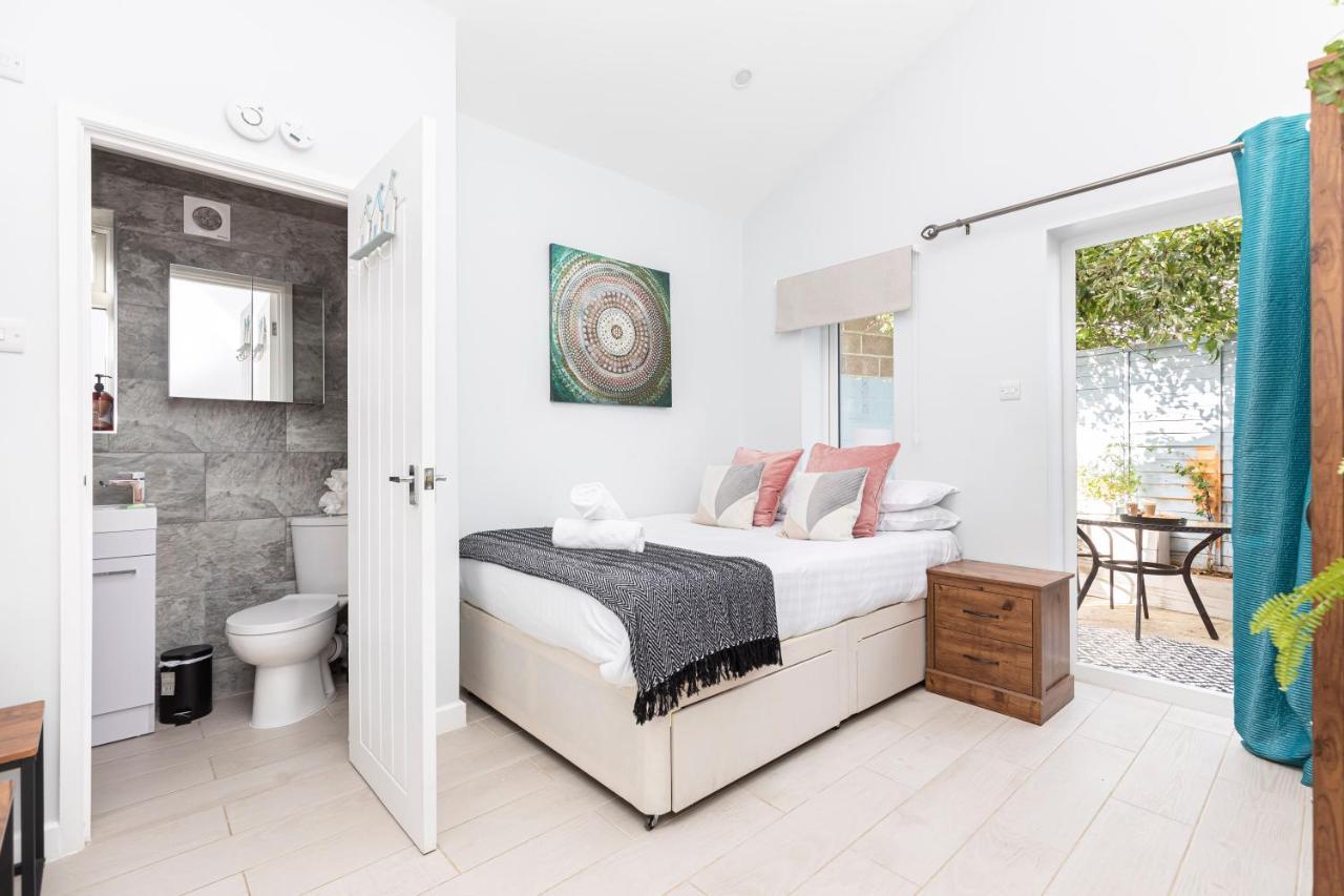 New, Stylish Studio Flat With Private Patio And Free On-Street Parking Check Out At 11Am بورنماوث المظهر الخارجي الصورة