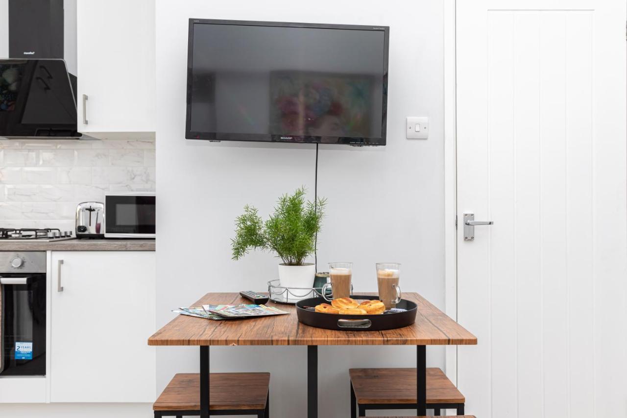 New, Stylish Studio Flat With Private Patio And Free On-Street Parking Check Out At 11Am بورنماوث المظهر الخارجي الصورة