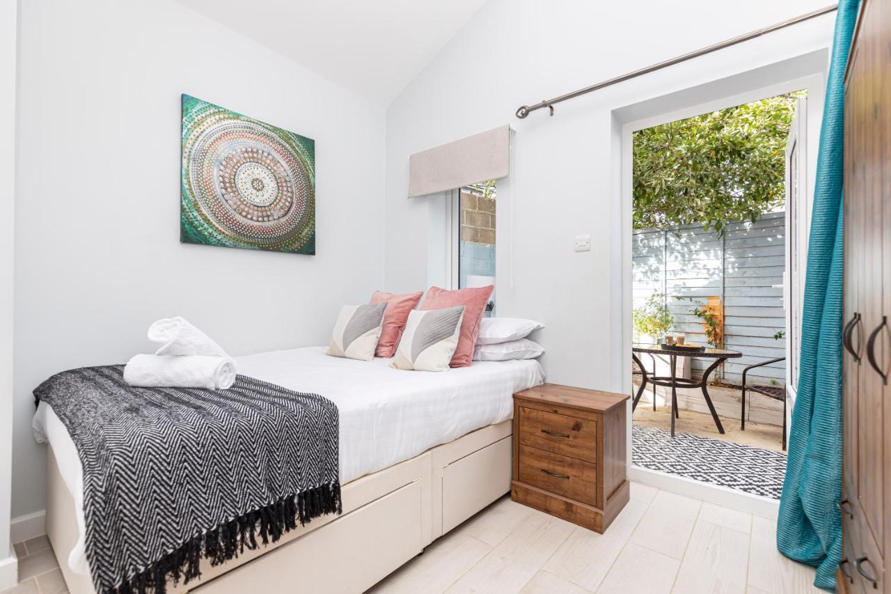 New, Stylish Studio Flat With Private Patio And Free On-Street Parking Check Out At 11Am بورنماوث المظهر الخارجي الصورة