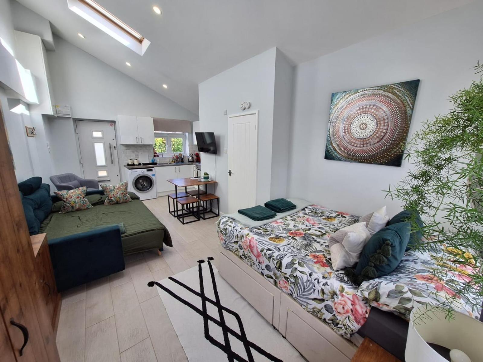 New, Stylish Studio Flat With Private Patio And Free On-Street Parking Check Out At 11Am بورنماوث المظهر الخارجي الصورة