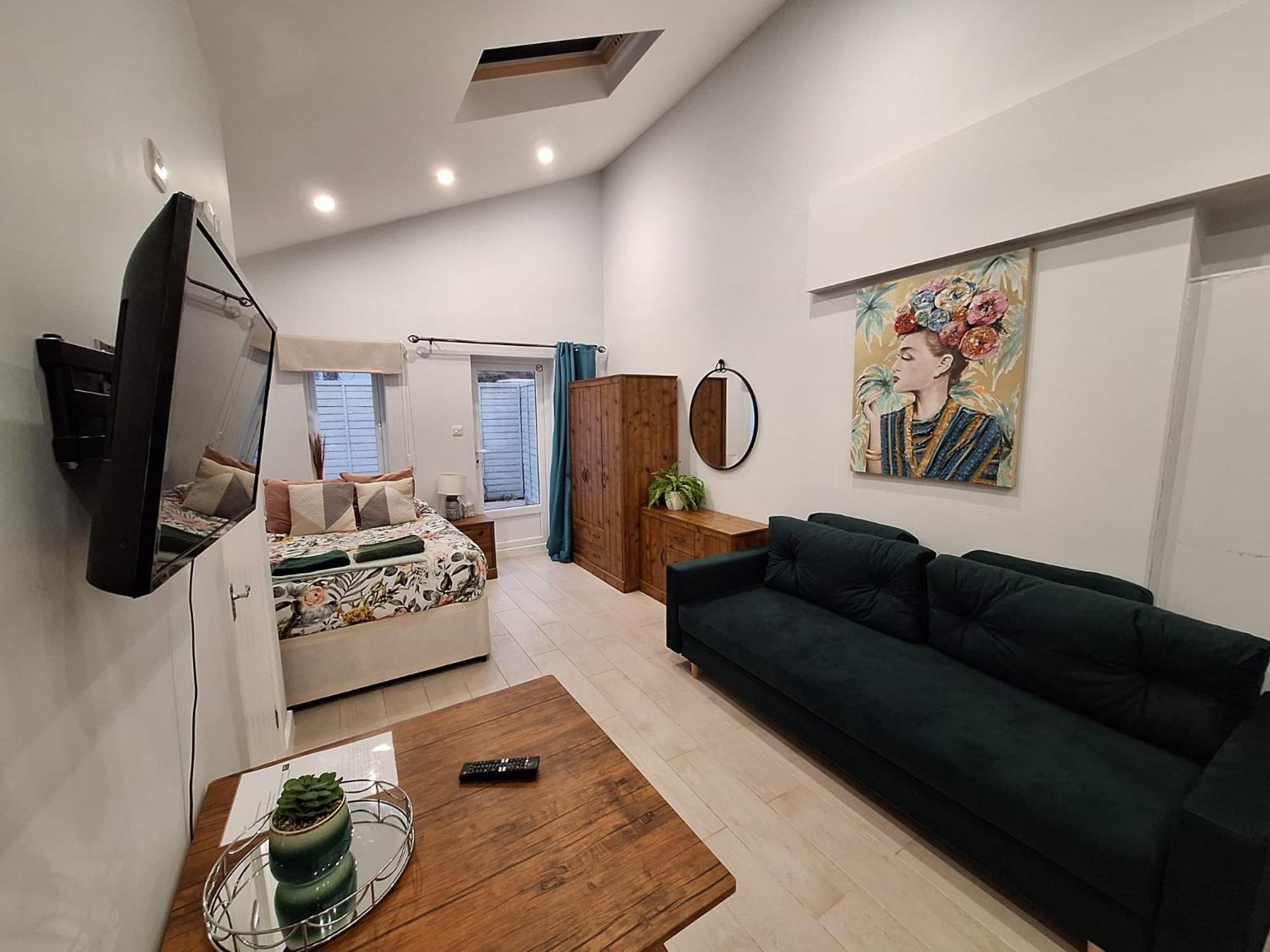 New, Stylish Studio Flat With Private Patio And Free On-Street Parking Check Out At 11Am بورنماوث المظهر الخارجي الصورة