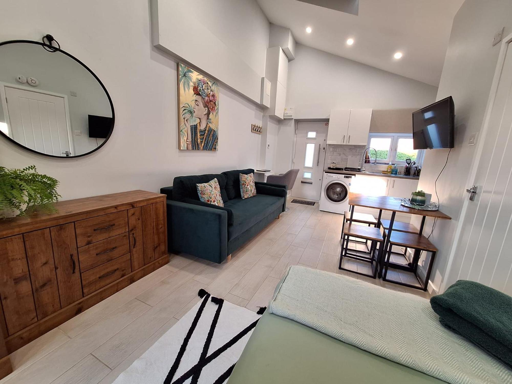 New, Stylish Studio Flat With Private Patio And Free On-Street Parking Check Out At 11Am بورنماوث المظهر الخارجي الصورة