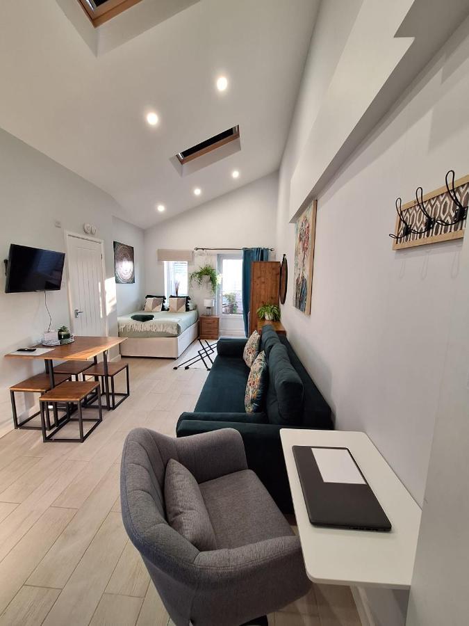 New, Stylish Studio Flat With Private Patio And Free On-Street Parking Check Out At 11Am بورنماوث المظهر الخارجي الصورة