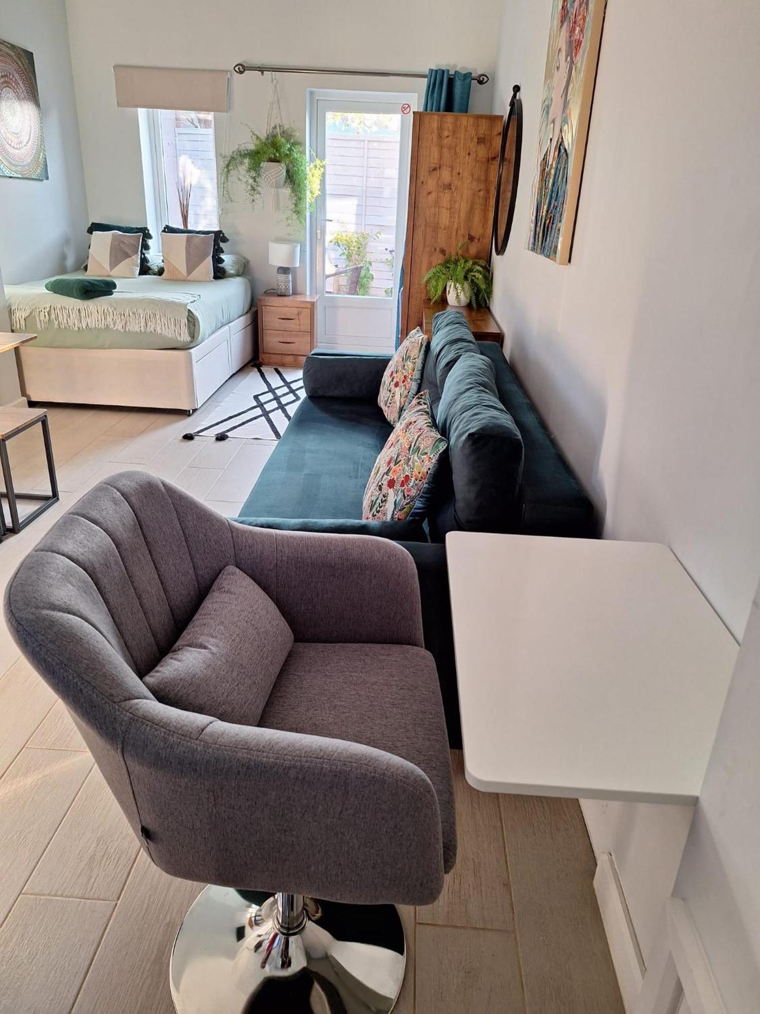 New, Stylish Studio Flat With Private Patio And Free On-Street Parking Check Out At 11Am بورنماوث المظهر الخارجي الصورة