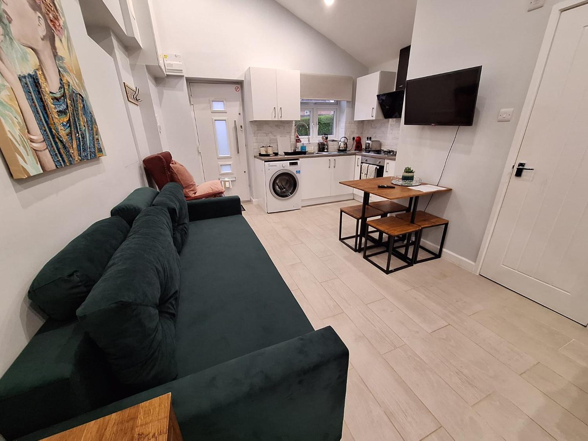 New, Stylish Studio Flat With Private Patio And Free On-Street Parking Check Out At 11Am بورنماوث الغرفة الصورة